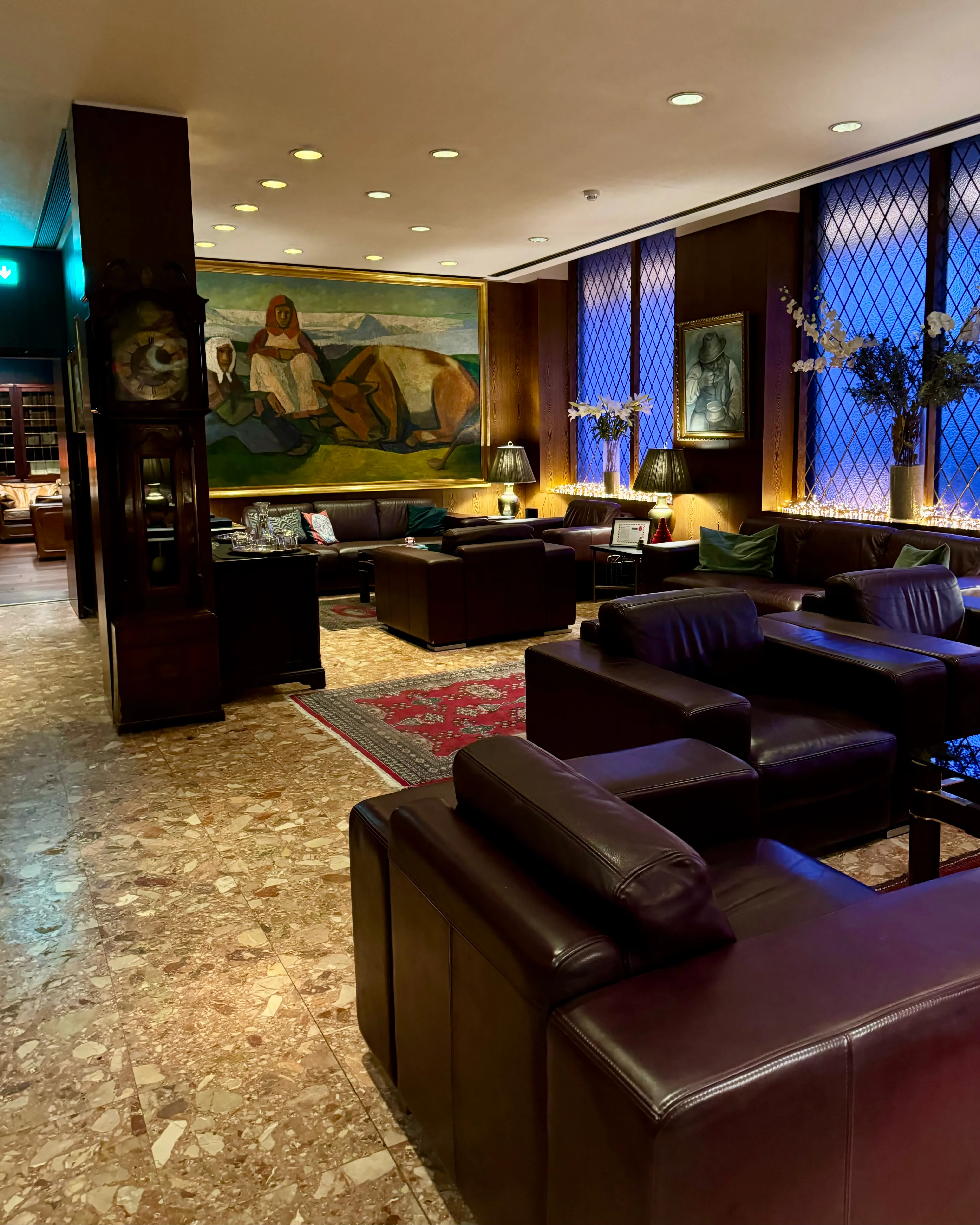 A look at the Hotel Holt lobby